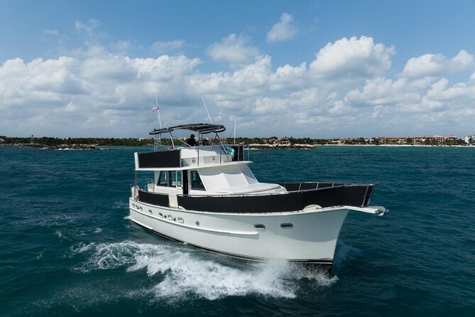 3 Hours - 53' Hatteras - Tulum, Playa Del Carmen, Riviera Maya - The Hatteras yacht and its open-air layout