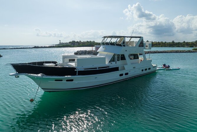 4 Hour - 72' Bruce Roberts, Tulum, Playa del Carmen, Riviera Maya - Lunch, open bar, and karaoke on a short schedule