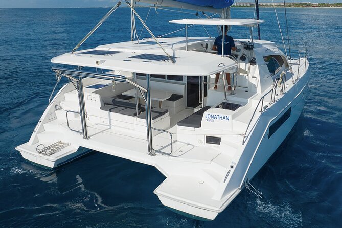4H Lux 40' Catamaran All-Inclusive in Tulum and Playa del Carmen. - The crew and the private-boat atmosphere