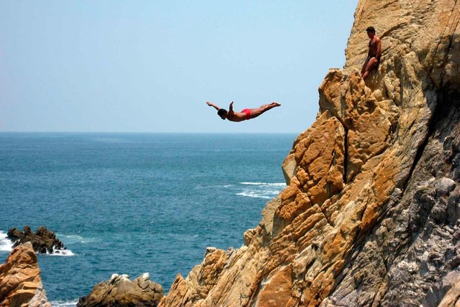 4hr Fun Guide Tour For Cruisers or Hotels Guests with Divers Show - La Quebrada: Acapulco’s famous cliff-diver show