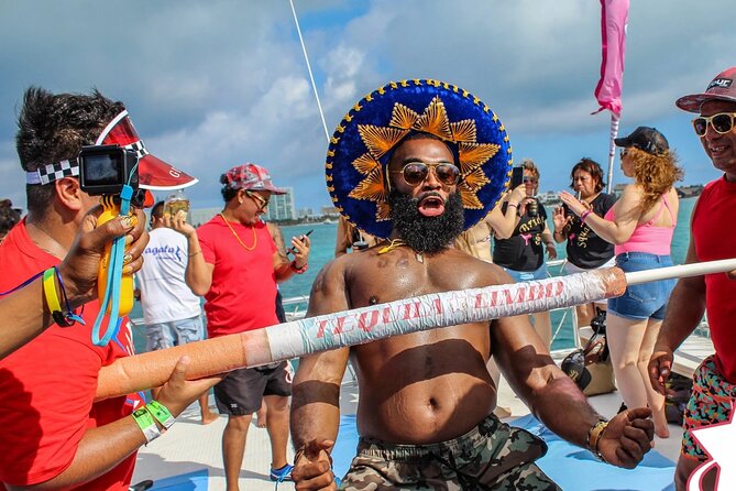 Adults only Hip Hop Sessions Boat Party Cancun - Champagne showers and water activities