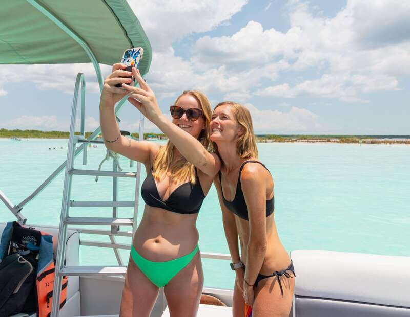 Bacalar: Lake of Seven Colors Pontoon Tour with Fruit - Emerald Cenote and the changing shades