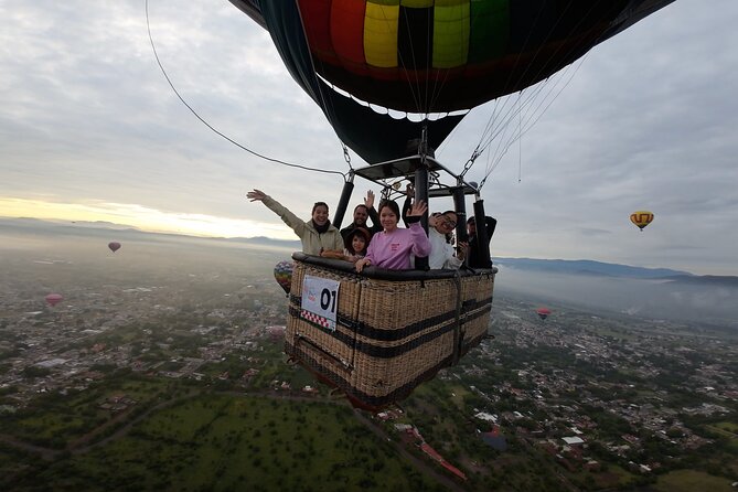 Balloon flight with breakfast in Cave and Pyramids tour from CDMX - Coffee, cookies, and the balloon launch