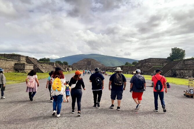 Balloon flight with private transportation and guided tour to Teotihuacán - Floating above the Pyramids of the Sun and Moon