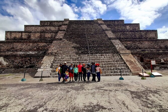 Balloon flight with private transportation and guided tour to Teotihuacán - Breakfast at a local restaurant