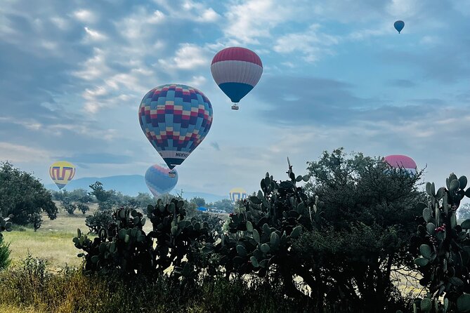 Balloon flight with private transportation and guided tour to Teotihuacán - Exploring Teotihuacán with a guide