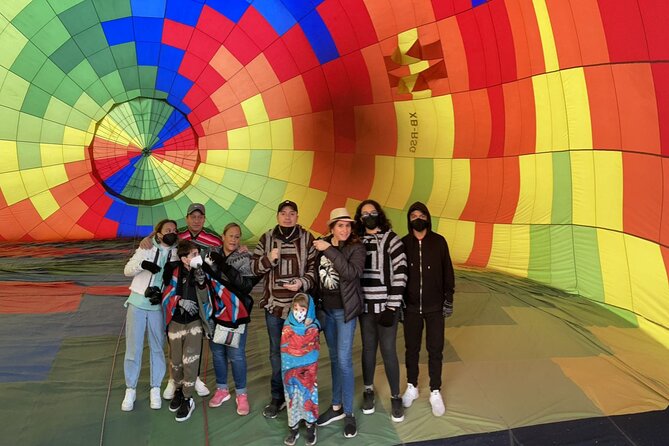 Balloon flight with private transportation and guided tour to Teotihuacán - Coffee, bread, and the balloon port