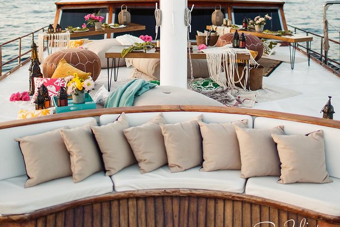 Cabo San Lucas Luxury Sailing Yacht and Dinner with a Chef - Dinner begins with cocktails and appetizers