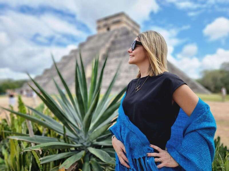 Cancun: Chichen Itza Early Access Guided Tour - Walking into the archaeological zone