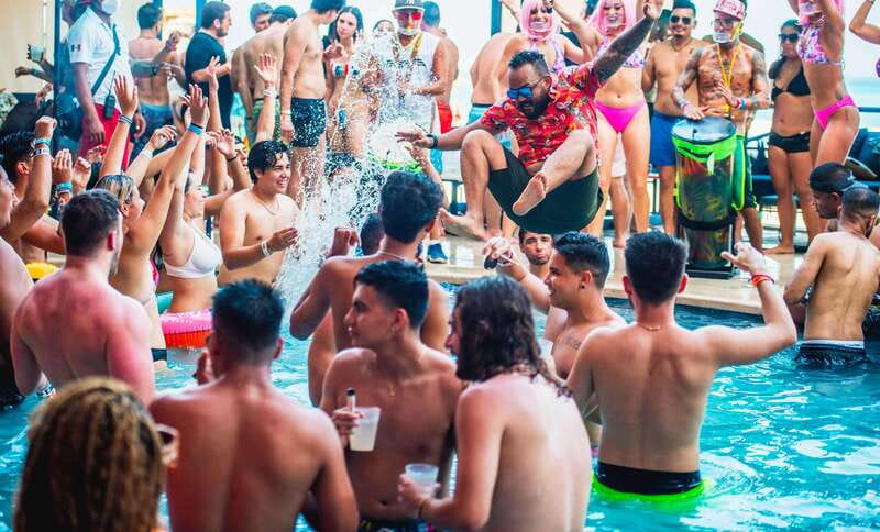 Cancún: Coco Bongo Beach Party Experience - Handling the entrance without losing your mood