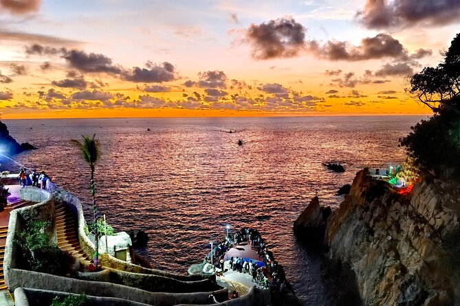 Cliff Diver De Luxe with Different Options at "La Quebrada" - Why La Quebrada belongs on your Acapulco list
