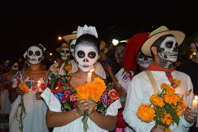 Day of the Dead Tour in Mexico City - The 6:00 pm meeting point and the first city views