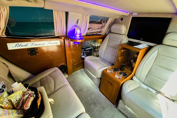 Deluxe Limousine GMC from Cancun Airport - Finding the Right Person Outside Cancun Airport