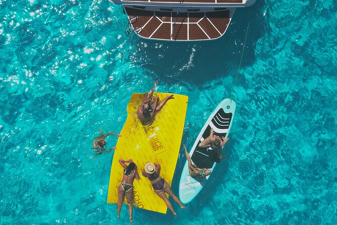 Deluxe Yacht 48FT with FlyBrige Rental in Cancun - What the crew adds to the day