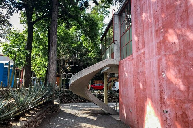 EXCLUSIVE TOUR Casa Estudio Frida Kahlo-Diego Rivera Small Groups - Entering Juan O’Gorman’s unusual studio complex