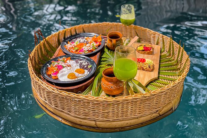 Floating breakfast in The Yellow Nest (near Dos Ojos cenote) - The welcome drink sets a relaxed pace