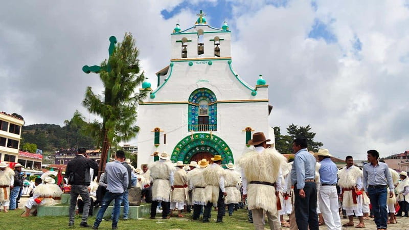 From San Cristóbal: Chamula and Zinacantán Guided Tour - The short ride to Zinacantán