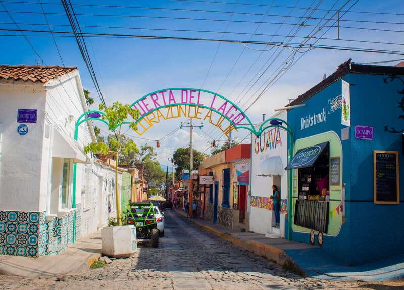 Guadalajara: Lake Chapala and Ajijic Day Trip with Boat Trip - Guides, vans, and the pace of the day