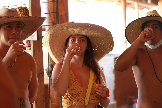Guided tour of an ancestral Mezcal distillery with transport - Part one: the mezcal lesson before the tasting