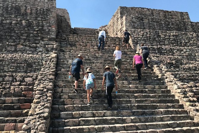 Immersive Cañada de La Virgen Pyramid Tour - Climbing the central pyramid