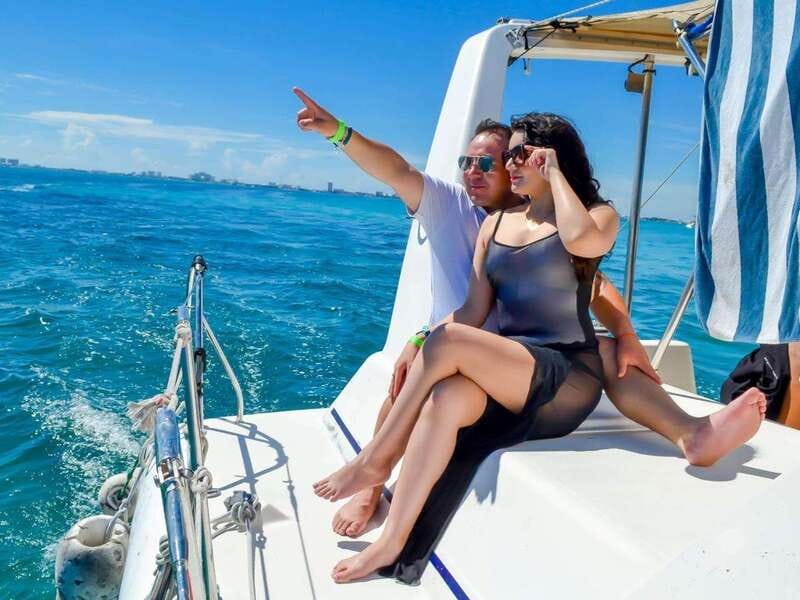 Isla Mujeres: Catamaran with Open Bar, Snorkeling and Lunch - Two hours to see Isla Mujeres your way