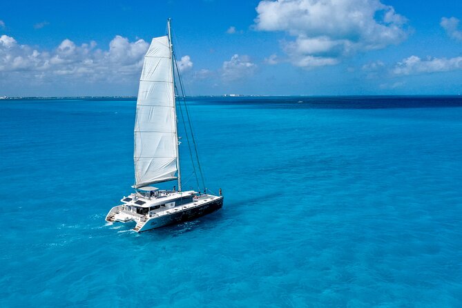Isla Mujeres Platinum by Albatros Catamarans - Sailing toward El Meco Reef