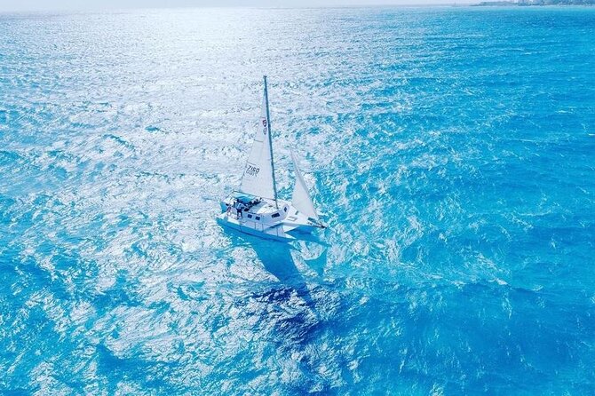 Isla Mujeres Premium Tour in Private Catamaran with Lunch - El Meco reef and the 45-minute snorkel
