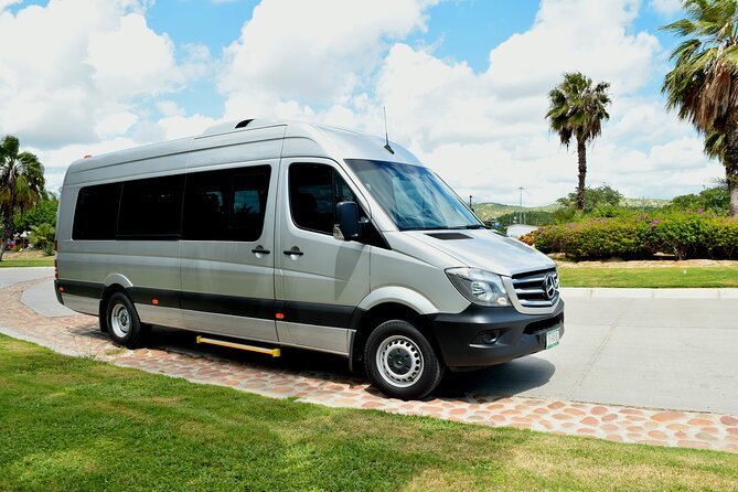 Los Cabos Airport Shuttle Roundtrip Hotels Only - Finding the representative at Los Cabos Airport