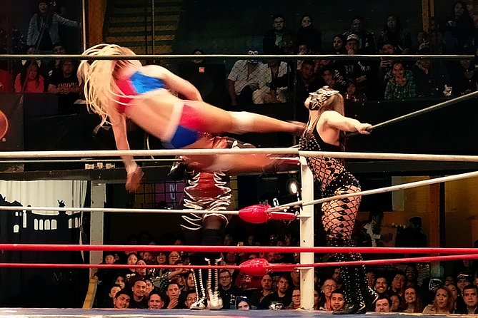 Lucha Libre wrestling show, tacos and beer with artist - Key points at a glance