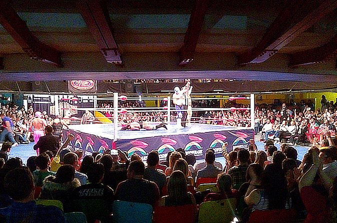 Lucha Libre wrestling show, tacos and beer with artist - Timing, transport, and the city-center setting