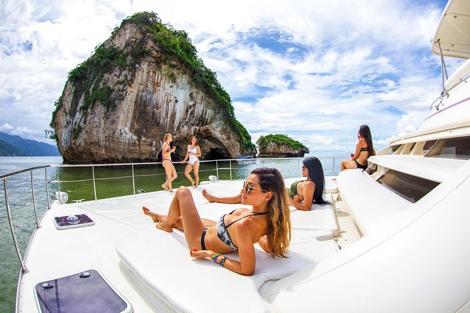 Luxury Yacht & Snorkel with All inclusive Open bar and lunch - Lunch, cocktails, and the photo sales pitch
