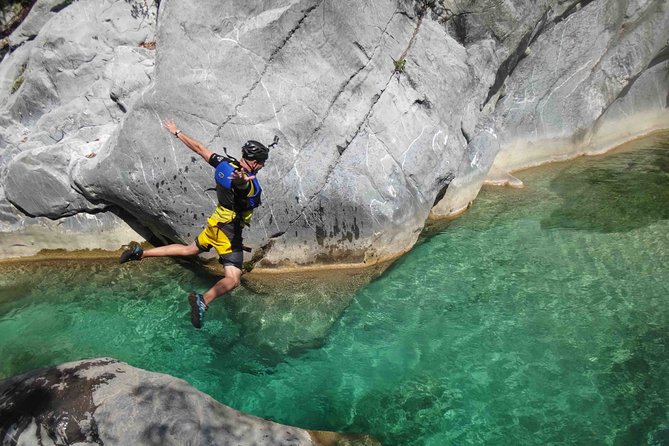 Matacanes : Canyoning + Hiking + Water Jumps + Rappel + Caves - How the guides affect the day