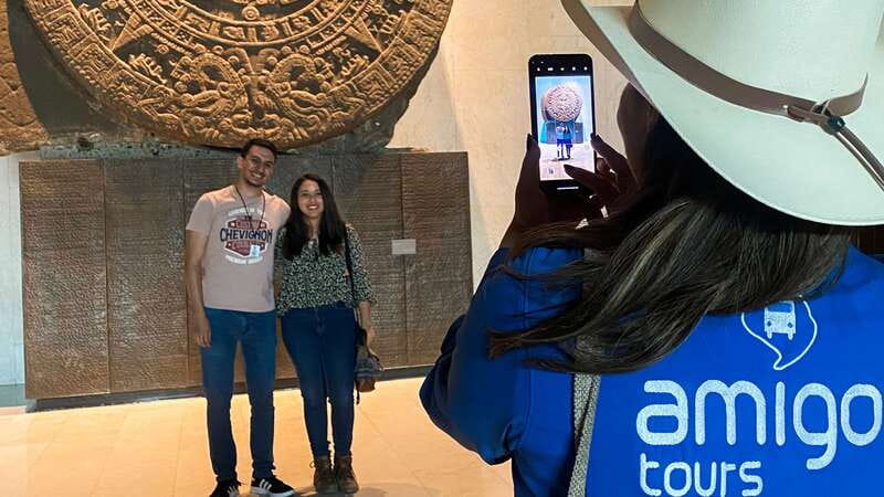 Mexico City: Chapultepec Castle and Anthropology Museum Tour - The short break on Avenida Grutas