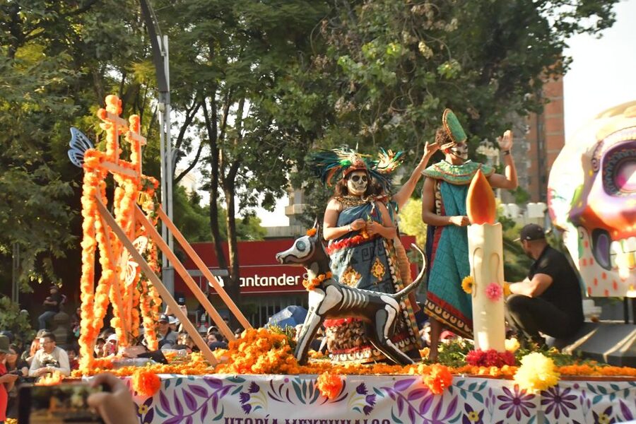 Mexico City: Day of the Dead Guided Tour - A nighttime trajinera with Mariachi music