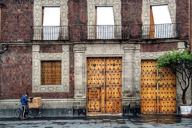 Mexico City: Hidden Markets, Street Food & Salsa-Making Tour - Making salsa with a family business