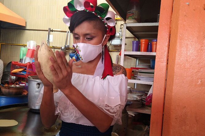 Mexico City: Hidden Markets, Street Food & Salsa-Making Tour - The guides make or break the morning