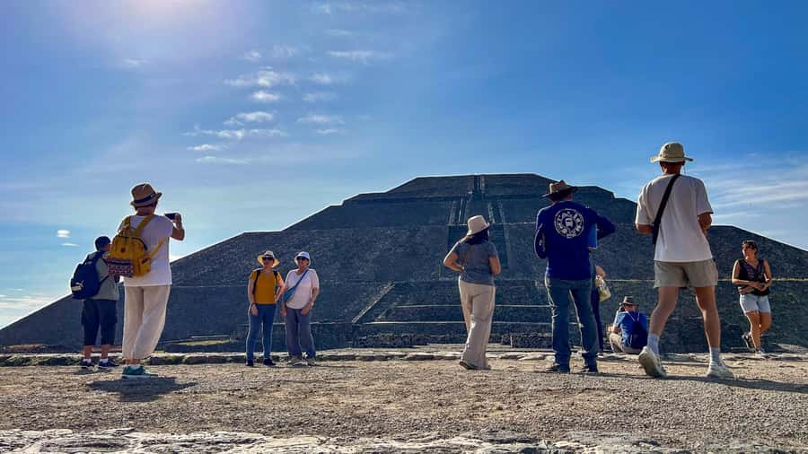 Mexico City: Teotihuacan, Tlatelolco & Guadalupe Shrine Tour - Agave drinks, obsidian, and the commercial stop