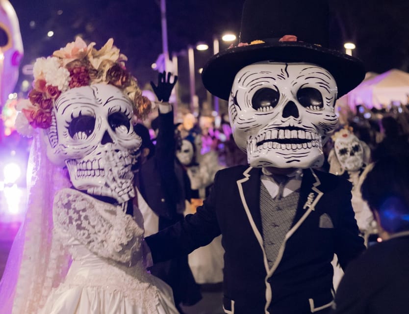 Oaxaca: Day of the Dead Evening Walking Tour with Dinner - The walking demand is real