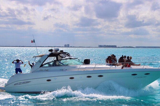 Private 50FT Yacht Rental in Cancún P8 - Crew Service and Celebration Planning