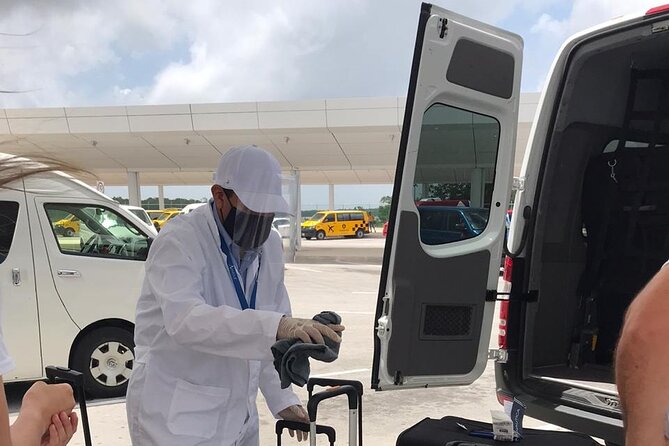 Private Transfer- Airport-Hotel Cancun Up 1 to 5 Passengers - Finding the right person after baggage claim
