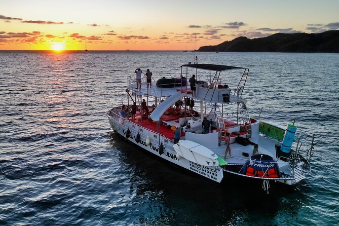 Private Yacht Charter on ChicaFun 1 Waterslides all inclusive - The waterslides and equipment keep the boat lively