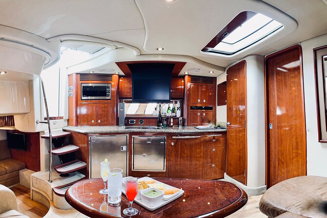 Private Yacht Sea Ray all-inclusive charter in Cabo - Crew service is the real strength