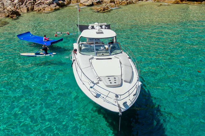 Private Yacht Sea Ray all-inclusive charter in Cabo - Médano Beach brings the food and open bar