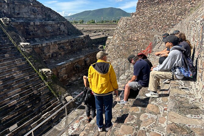 Pyramids of Teotihuacan Dawn (Tequila and Mezcal Tasting) - The cooperative stop at El Quetzal Artesanias