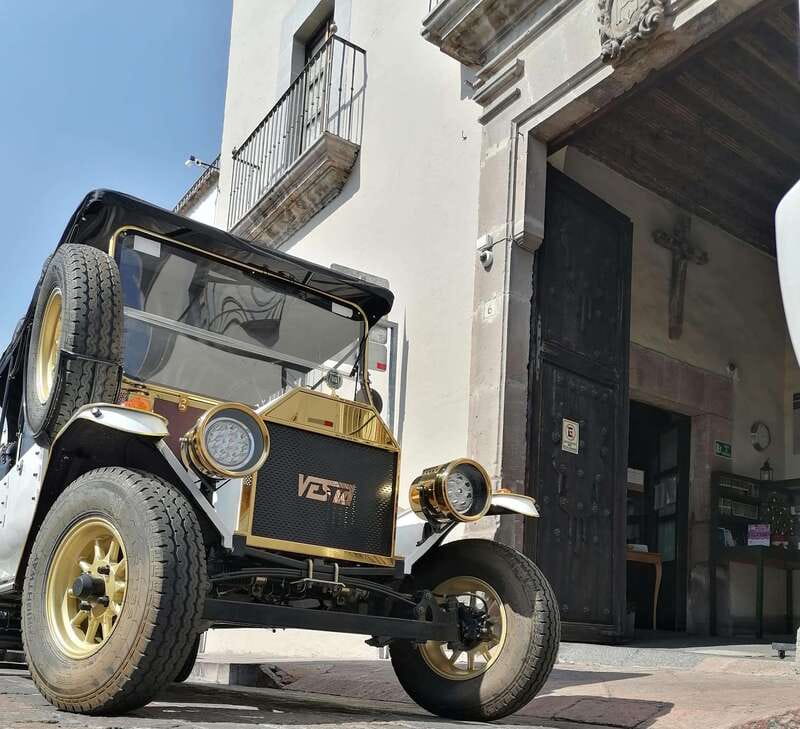 Querétaro: City Tour in a Classic Ford T Vehicle - Meeting the guide at Las Diligencias