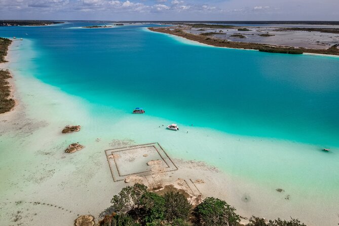 Sailboat tour across the seven colors lagoon in Bacalar - Crossing the Seven Colors Lagoon