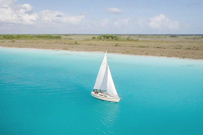 Sailing Tour through the Lagoon of the 7 Colors - Lake Bacalar and the first color changes