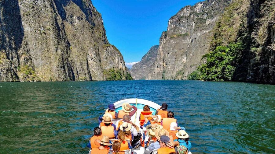 San Cristóbal: Canyon, Viewpoints & Chiapa de Corzo Tour - The boat ride through the canyon