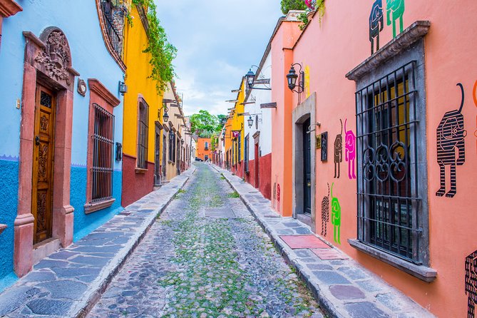 San Miguel de Allende Tour from Mexico City - The early meeting point and the road north