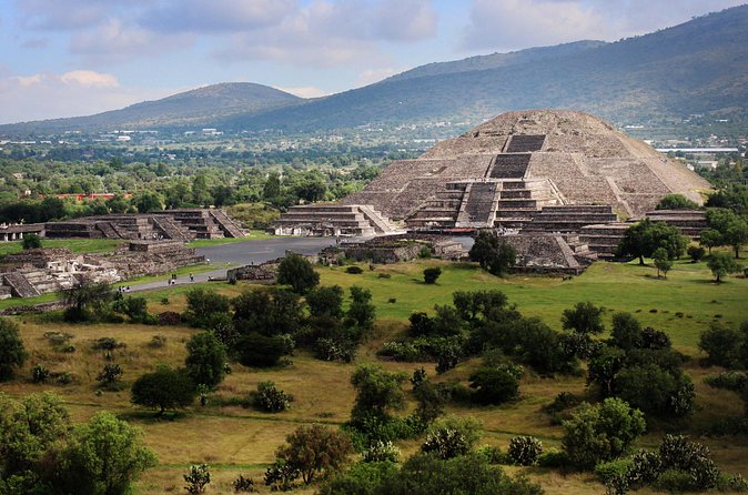 Teotihuacan & Basilica Guadalupe Tour with lunch - Guides, language, and group size